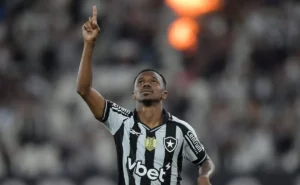 Botafogo encaminha empréstimo de Jeffinho ao futebol chinês; Santos desiste do atacante