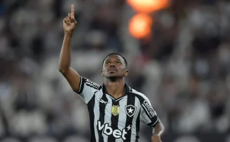 Botafogo encaminha empréstimo de Jeffinho ao futebol chinês; Santos desiste do atacante Botafogo encaminha empréstimo de Jeffinho ao futebol chinês; Santos desiste do atacante