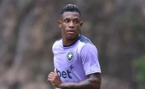 Botafogo evita saída de Danilo para Palmeiras ou Flamengo após quitar dívidas
