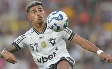 Botafogo oficializa venda de David Ricardo ao Dínamo Moscou por valor expressivo