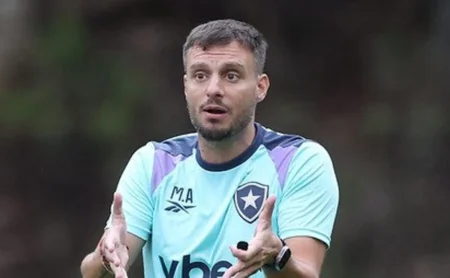 Botafogo promove "faxina" no elenco para reduzir custos e limitar estrangeiros