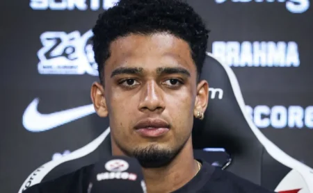 Brenner defende Diniz e projeta títulos no Vasco: “Escreverei meu nome na história” Brenner defende Diniz e projeta títulos no Vasco: “Escreverei meu nome na história”