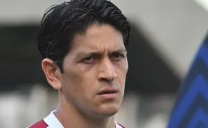 Cano sofre lesão no joelho e passará por cirurgia no Fluminense; retorno previsto em 45 dias.