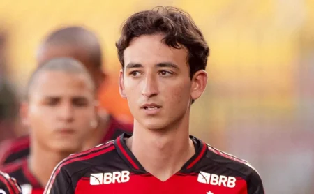 Carbone é expulso logo aos 10 minutos, complicando o jogo com a desvantagem numérica para o Flamengo.