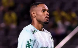 Carlos Miguel é advertido com cartão amarelo após reclamação com o árbitro em tiro de meta