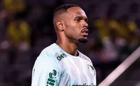 Carlos Miguel é advertido com cartão amarelo após reclamação com o árbitro em tiro de meta