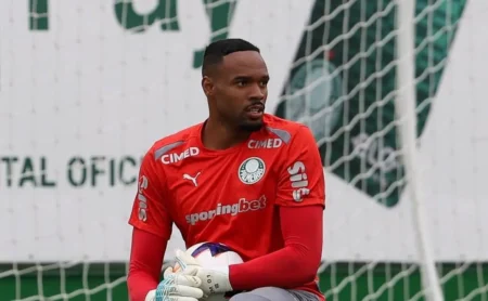 Carlos Miguel retorna à titularidade em Palmeiras x São Paulo e busca manter início de ano invicto