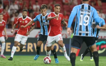 Carlos Simon aponta erros de arbitragem decisivos no Grenal 449, vitória do Internacional Carlos Simon aponta erros de arbitragem decisivos no Grenal 449, vitória do Internacional