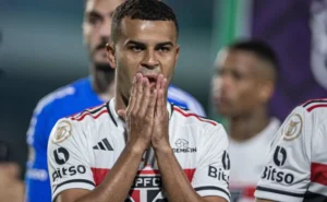 Corinthians aceita cláusula contra calote do São Paulo e avança em negociação por Alisson Corinthians aceita cláusula contra calote do São Paulo e avança em negociação por Alisson