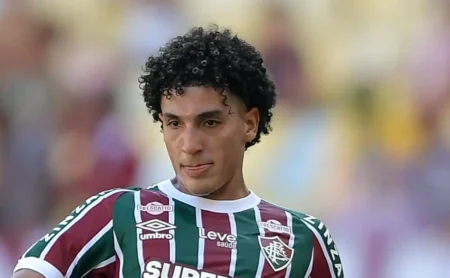 Corinthians demonstra interesse em Gabriel Fuentes, do Fluminense, e faz consulta.