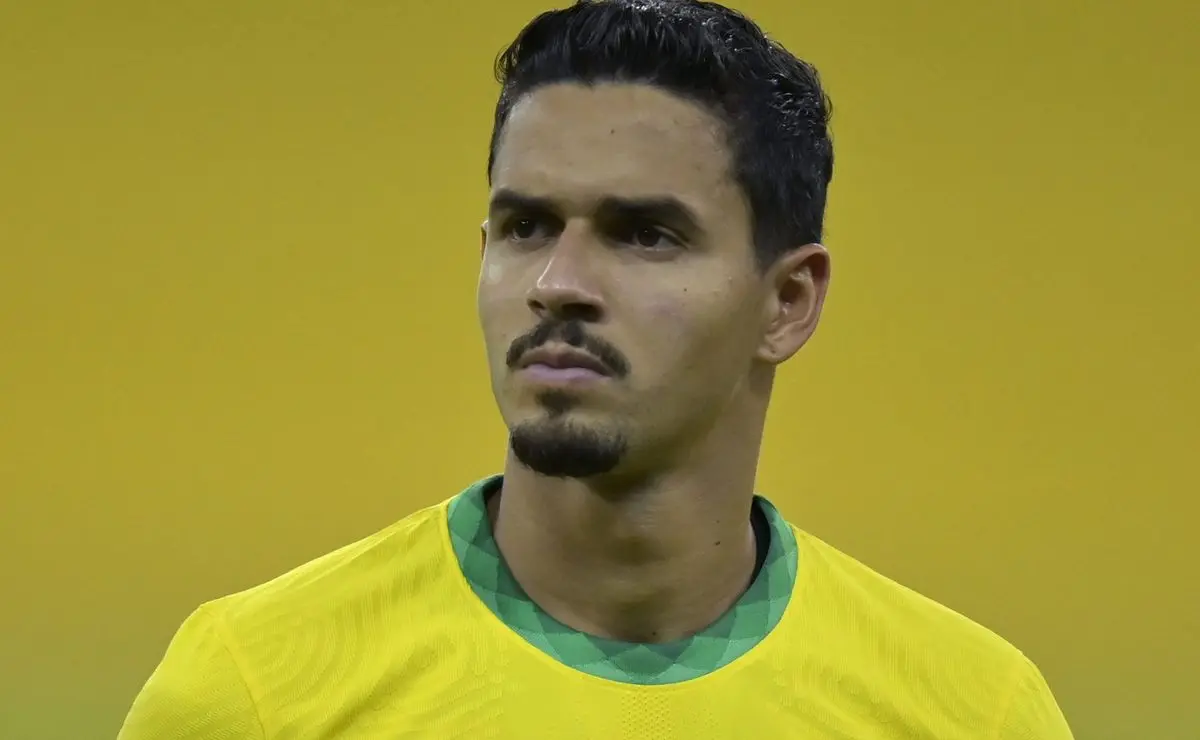 Corinthians e Atlético-MG disputam Lucas Veríssimo, alvo do Santos no mercado