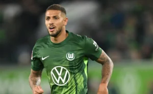 Corinthians e Palmeiras disputam Vinícius Souza; oferta de R$ 56,9 milhões está em avaliação