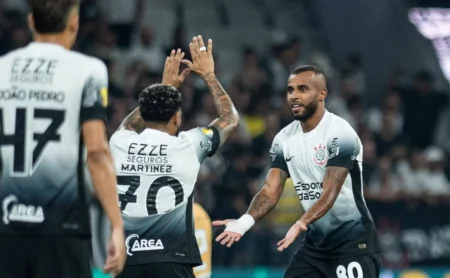 Corinthians oferece mais três jogadores ao Fortaleza após proposta por Ryan, em negociação com Marcelo Paz