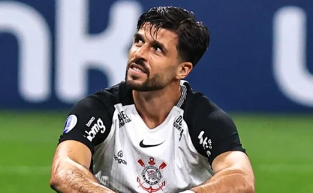 Corinthians oficializa rescisão com Héctor Hernández e economiza milhões