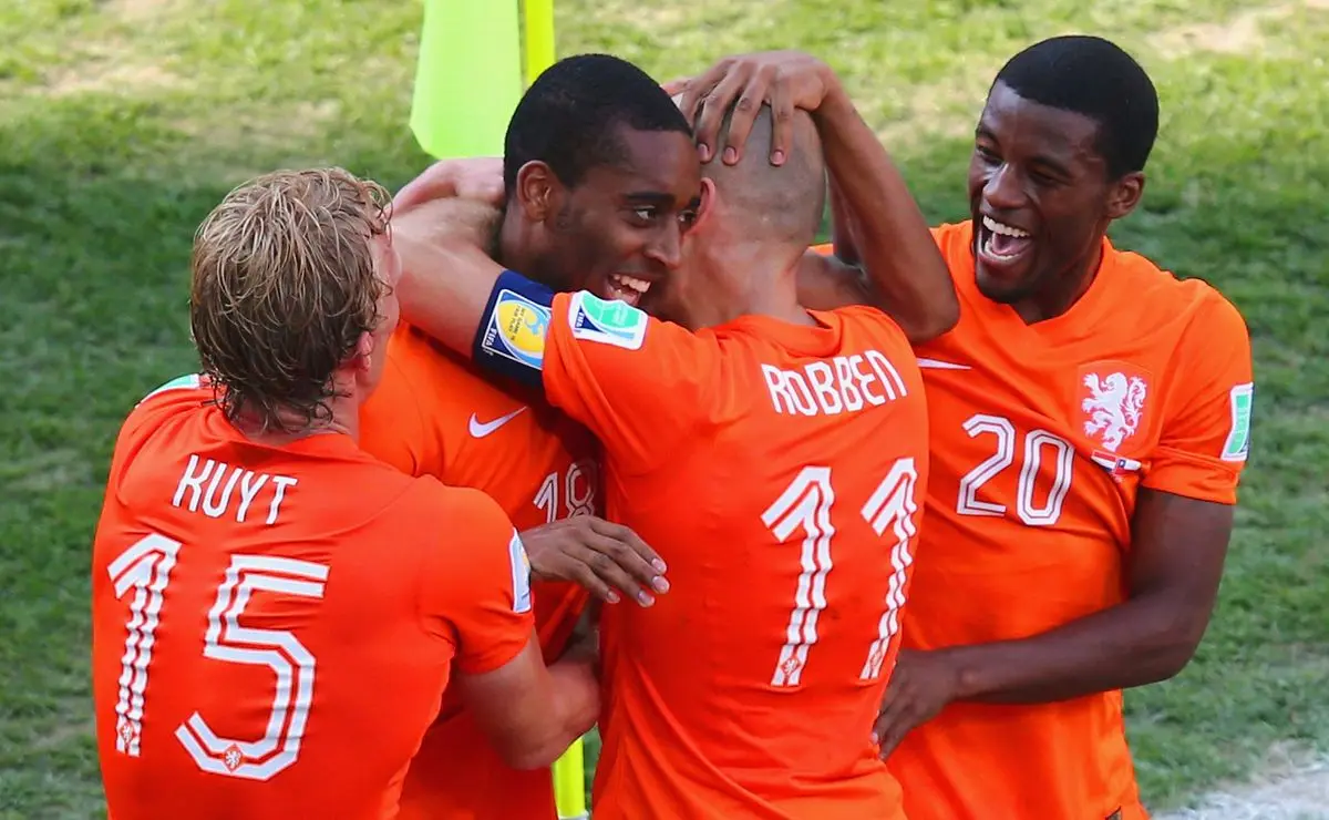 Corinthians recebe oferta por Leroy Fer, volante com passagens por times de Memphis Depay