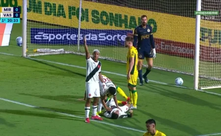 Coutinho marca pelo Vasco e leva susto com choque na cabeça