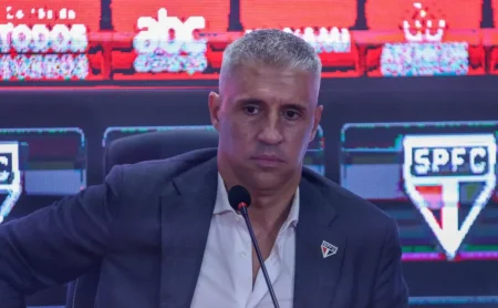 Crespo descarta jogadores do Corinthians em negociação por Alisson: “Não preciso de ninguém”