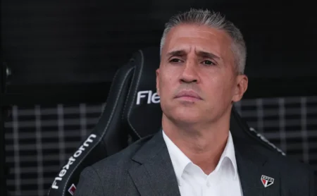 Crespo redefine o meio-campo do São Paulo para o confronto com o Corinthians