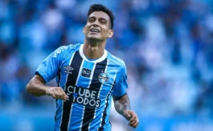 Cristaldo se destaca no Grêmio, recebe elogios de Luís Castro e admite dificuldades em 2023.