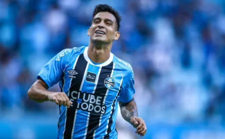 Cristaldo se destaca no Grêmio, recebe elogios de Luís Castro e admite dificuldades em 2023.