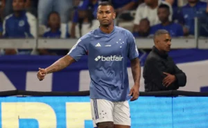 Cruzeiro confirma sondagens por Walace e avalia venda do volante nesta janela