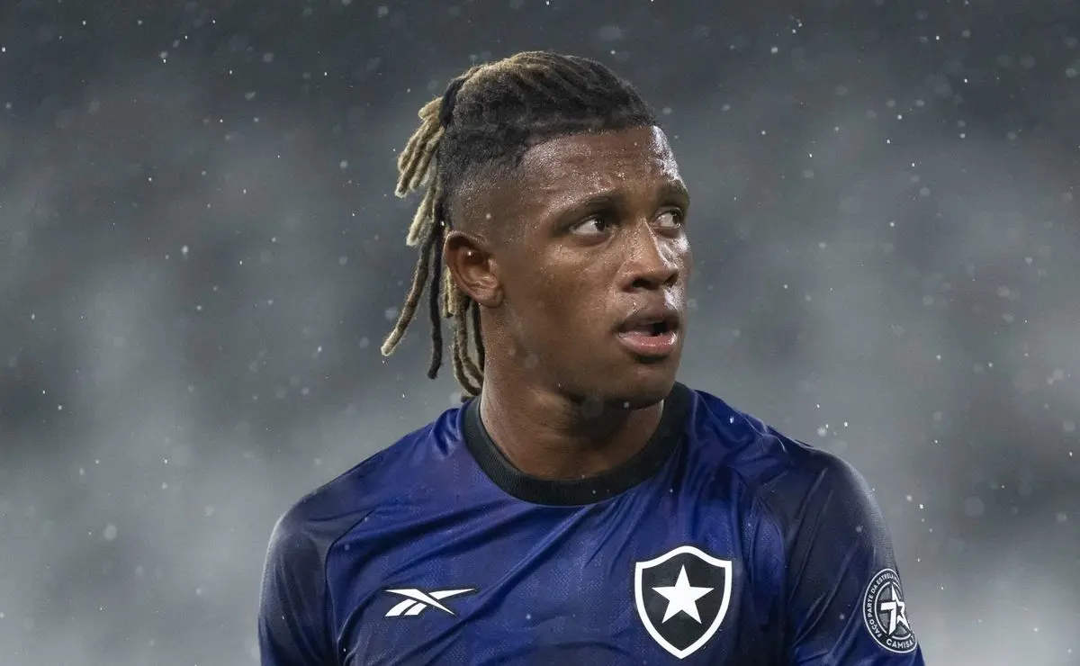 Danilo demonstra insatisfação com possível transferência do Botafogo divulgada na mídia