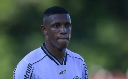 Danilo, ex-Botafogo, recebe aprovação imediata da torcida do Flamengo.