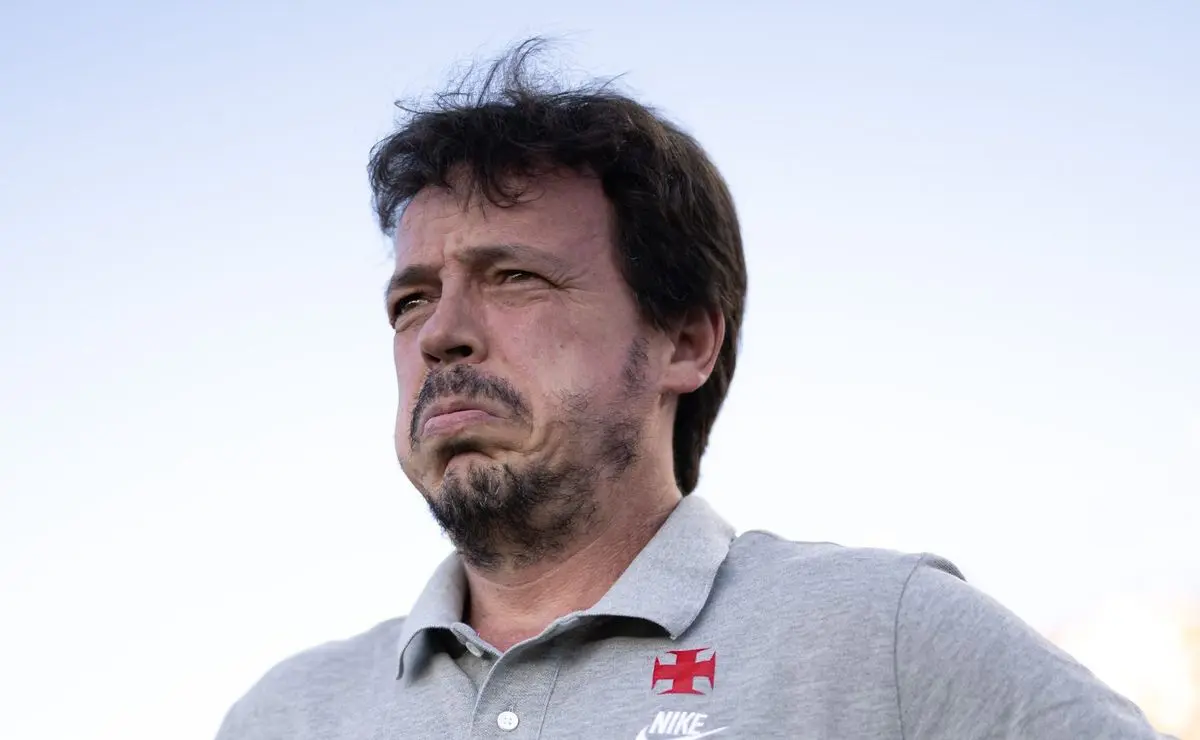 Derrota no clássico: situação de Fernando Diniz nos bastidores é revelada e treinador recebe apoio no Vasco