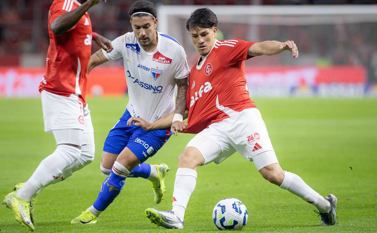 Dorival Jr. solicita reforços e lateral Eros Mancuso é oferecido ao Corinthians após incidente de Réveillon.