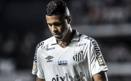 Ed Carlos deixa o Santos e Vojvoda não conta mais com o meia