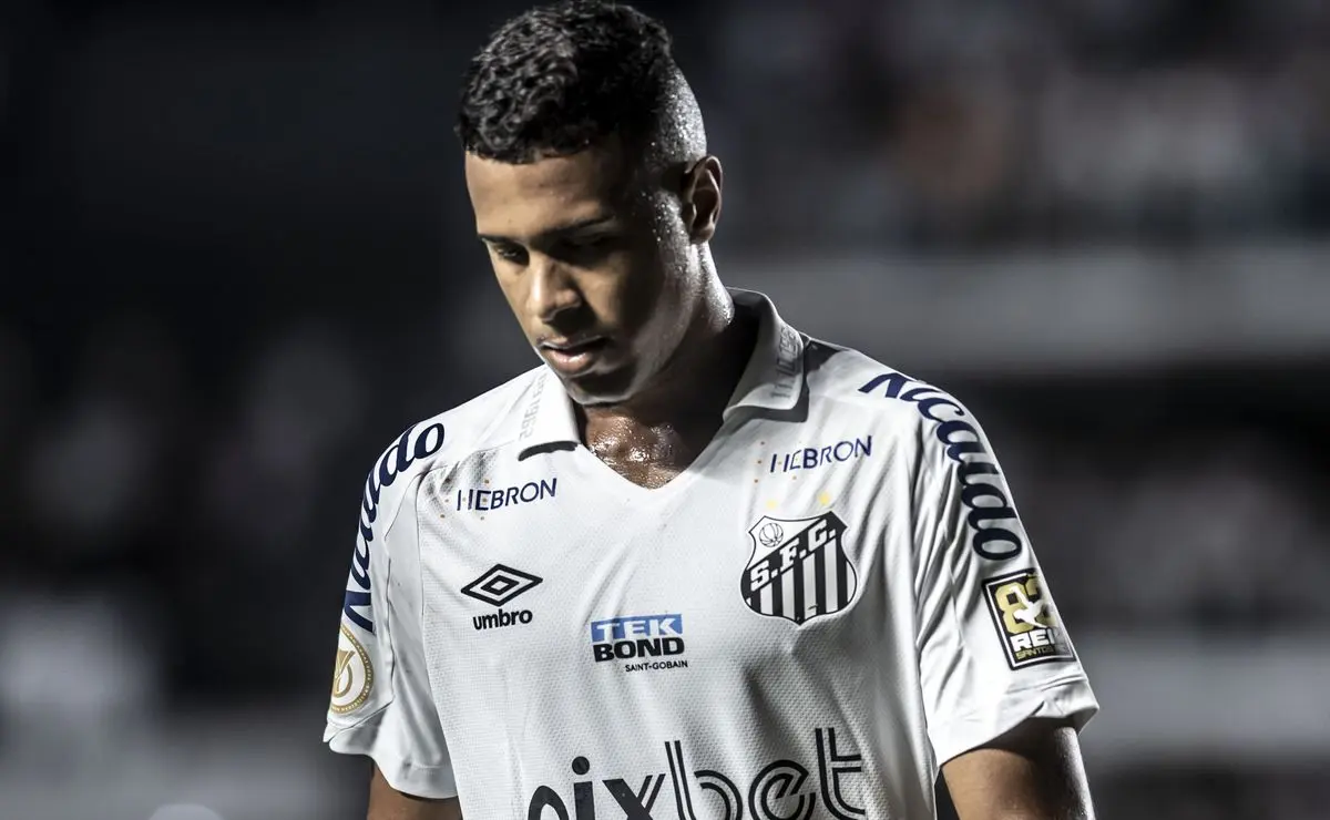 Ed Carlos deixa o Santos e Vojvoda não conta mais com o meia