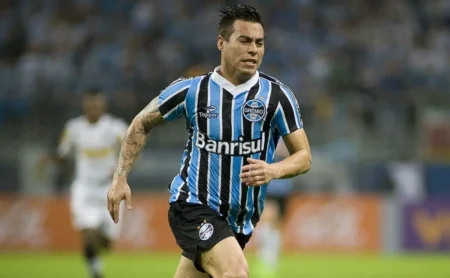Eduardo Vargas: Ex-Grêmio retorna à Universidad de Chile após 15 anos de história