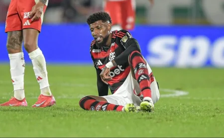 Emerson Royal, vilão na derrota do Flamengo para o Fluminense no clássico