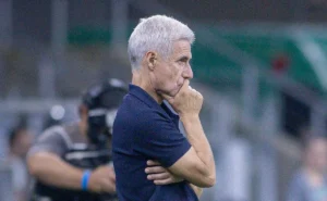 Escalação do Grêmio: Arthur volta e Luís Castro define o time contra o São Luiz