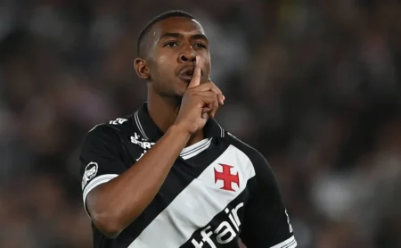 Escalação do Vasco: Diniz deixa Rayan de fora e define time contra o Flamengo