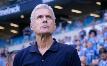 Escolhas de Luís Castro decepcionam e Grêmio demonstra fragilidade no empate com o Juventude