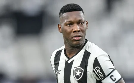 Estoril pode antecipar retorno de Patrick de Paula ao Botafogo devido a desempenho insatisfatório