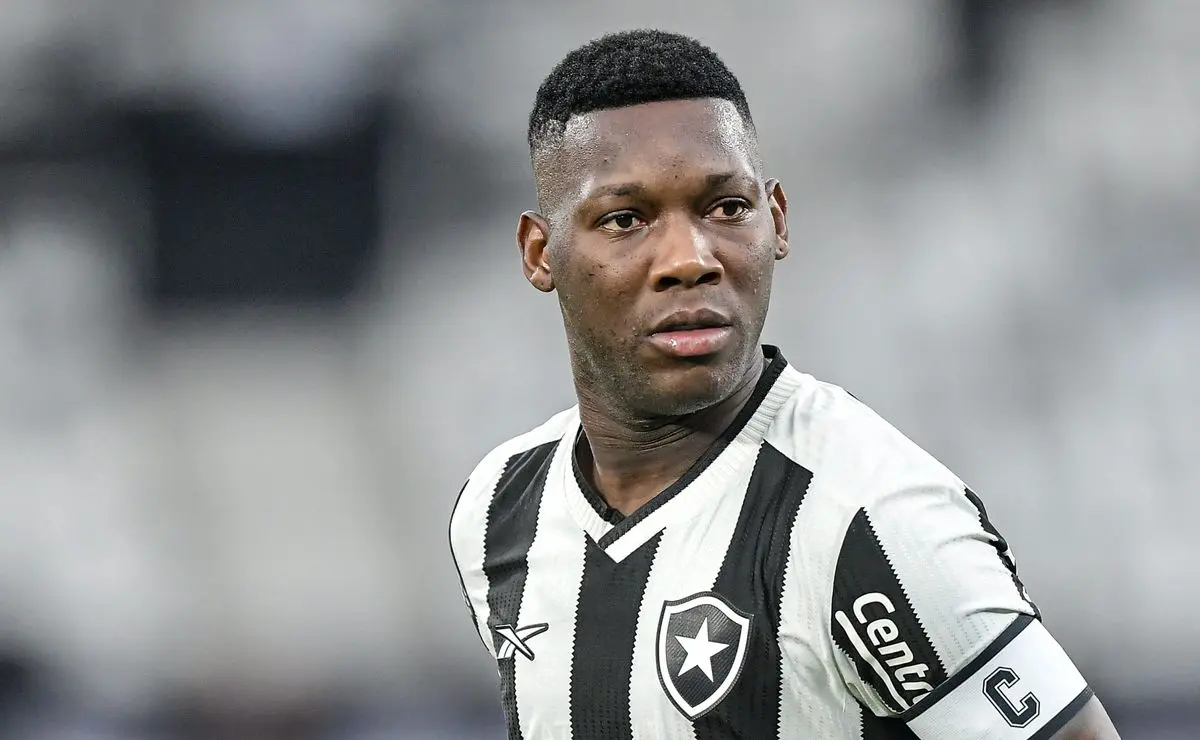 Estoril pode antecipar retorno de Patrick de Paula ao Botafogo devido a desempenho insatisfatório