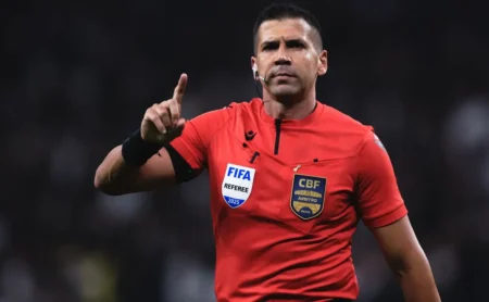 FERJ define Bruno Arleu como árbitro de Flamengo x Vasco pelo Carioca