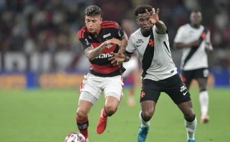 FERJ divulga áudio do VAR sobre expulsão de Cauan Barros em Flamengo x Vasco: “Pisou na panturrilha”