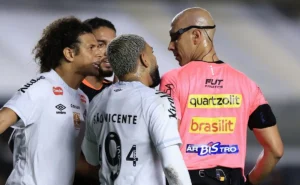 FPF afasta árbitro de Santos x Corinthians e confirma afastamento por tempo indeterminado.