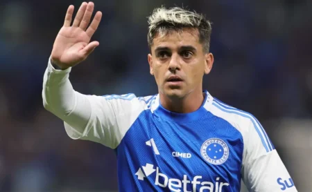 Fagner encaminha rescisão amigável com o Corinthians e permanecerá no Cruzeiro.