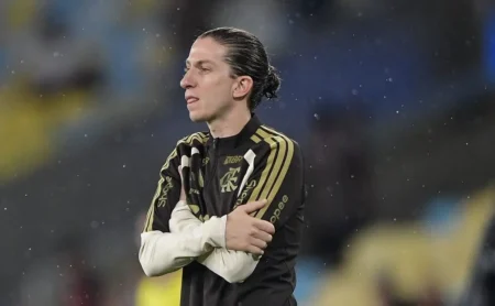 Filipe Luís em baixa no Fla-Flu: estratégia falha leva o Flamengo à derrota para o Fluminense Filipe Luís em baixa no Fla-Flu: estratégia falha leva o Flamengo à derrota para o Fluminense