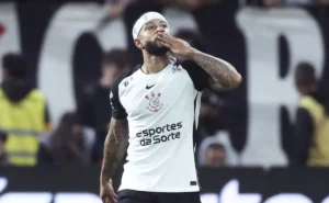 Fim do contrato de Memphis Depay se aproxima e torcida pressiona por renovação: “Escuta, Marcelo Paz…” Fim do contrato de Memphis Depay se aproxima e torcida pressiona por renovação: “Escuta, Marcelo Paz…”