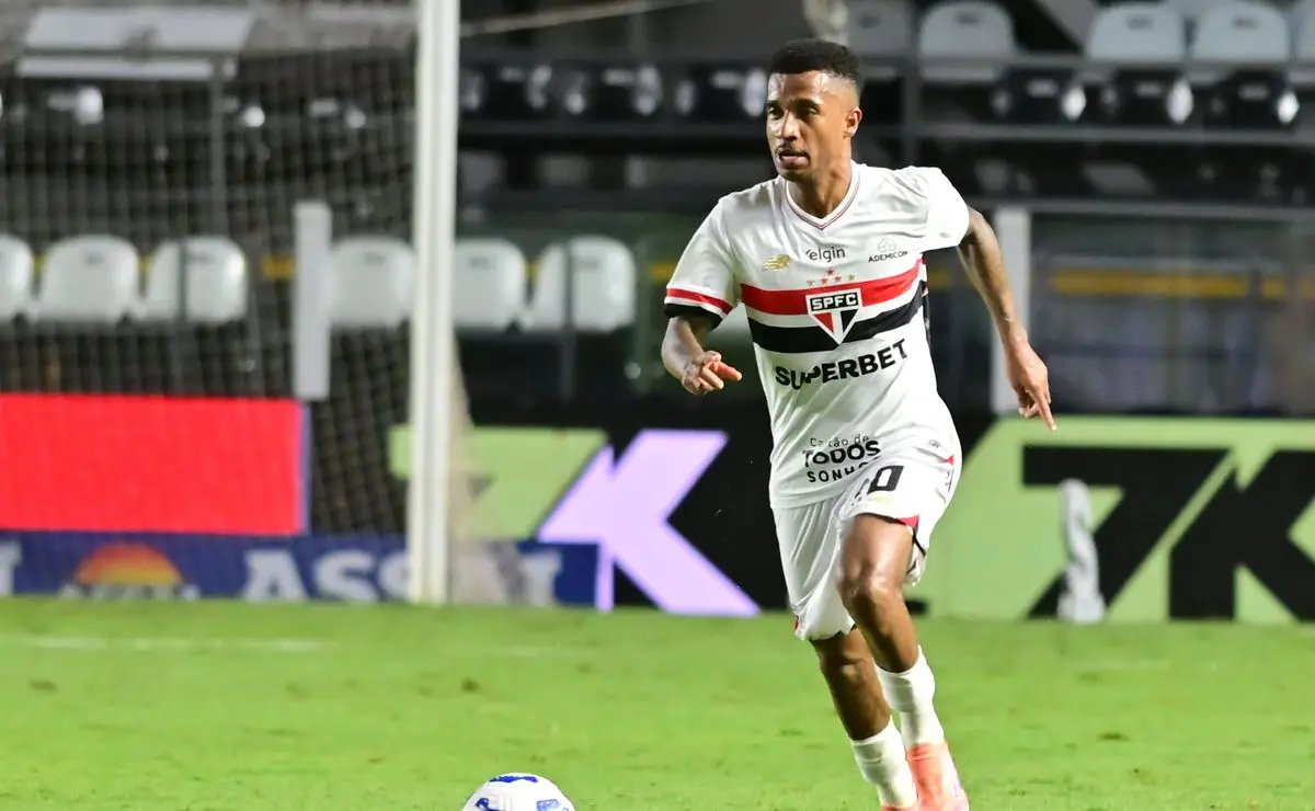 Flamengo acerta com meia e oferece salário de R$ 1,1 milhão a Marcos Antônio Flamengo acerta com meia e oferece salário de R$ 1,1 milhão a Marcos Antônio