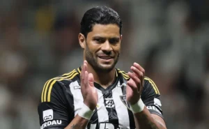 Fluminense estabelece prazo para contratar centroavante e busca reforço antes do Brasileirão