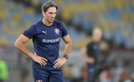 Fluminense freia busca por centroavante e evita movimentações arriscadas no mercado