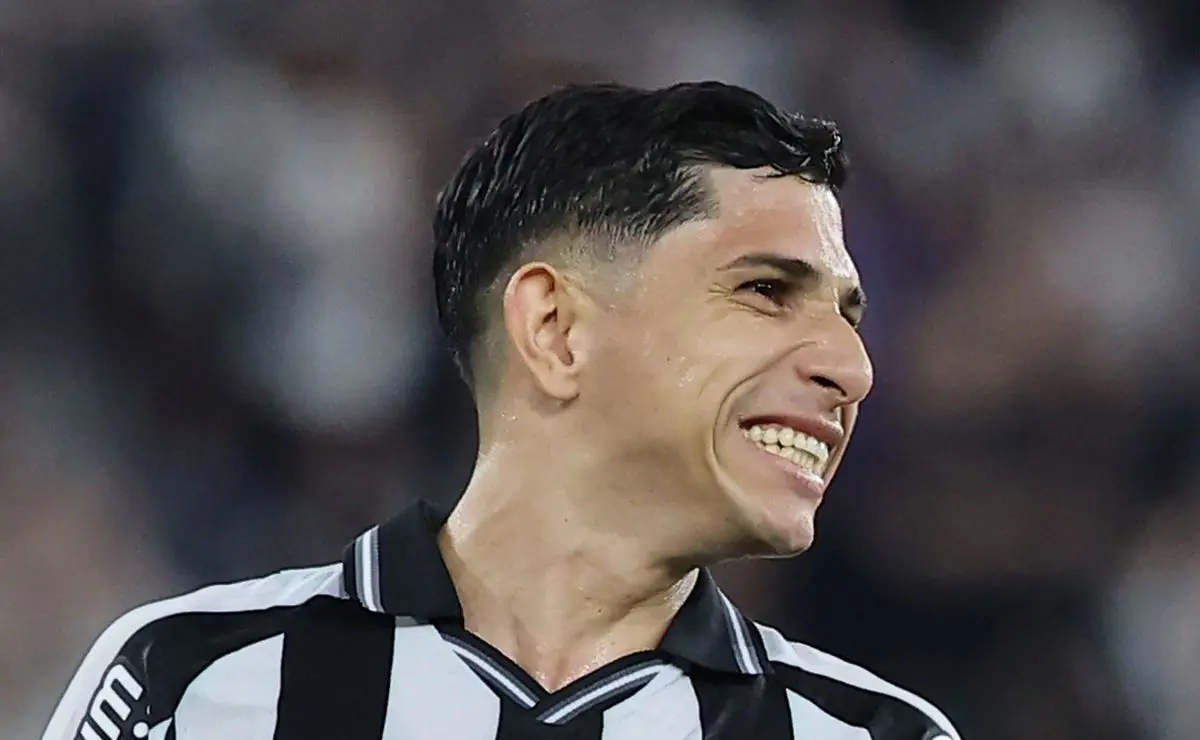 Fluminense suspende negociação com Savarino após desejo do jogador em permanecer no Botafogo Fluminense suspende negociação com Savarino após desejo do jogador em permanecer no Botafogo