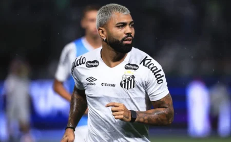 Gabigol confirmado como titular do Santos no clássico contra o Corinthians; veja a escalação completa Gabigol confirmado como titular do Santos no clássico contra o Corinthians; veja a escalação completa