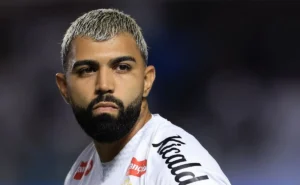 Gabigol marca no clássico contra o Corinthians, mas gol é anulado por impedimento